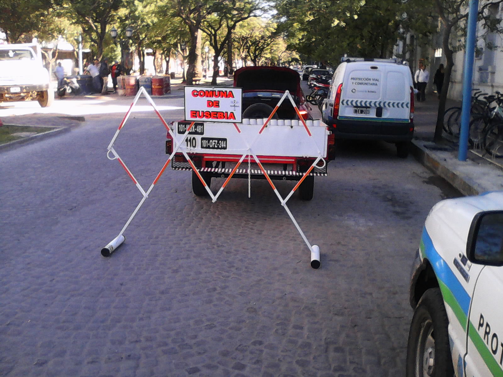 Valla extensible metálica en zona de obra, localidad de Eusebia
