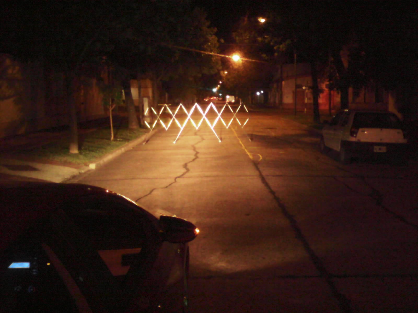 Valla extensible metálica de seguridad iluminada de noche